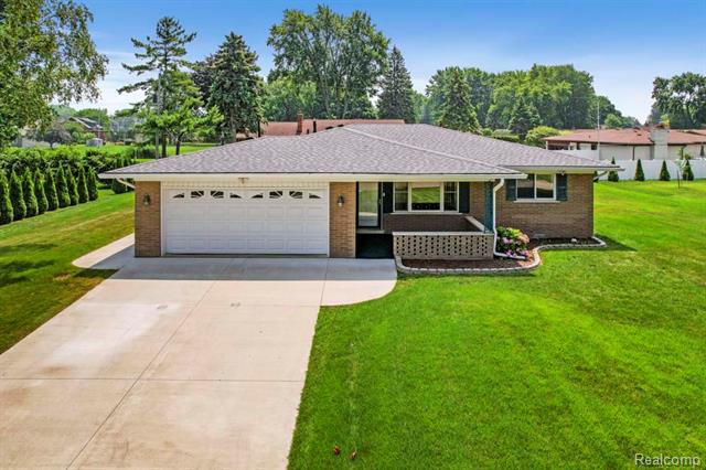 front view picture of 18400 Dennis Dr, Macomb, MI. 48044