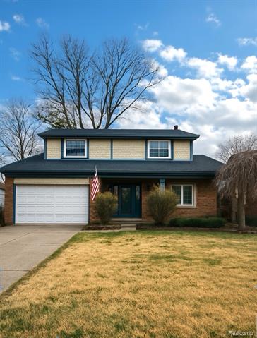 front view picture of 18238 Red Oaks Dr, Macomb, MI. 48044