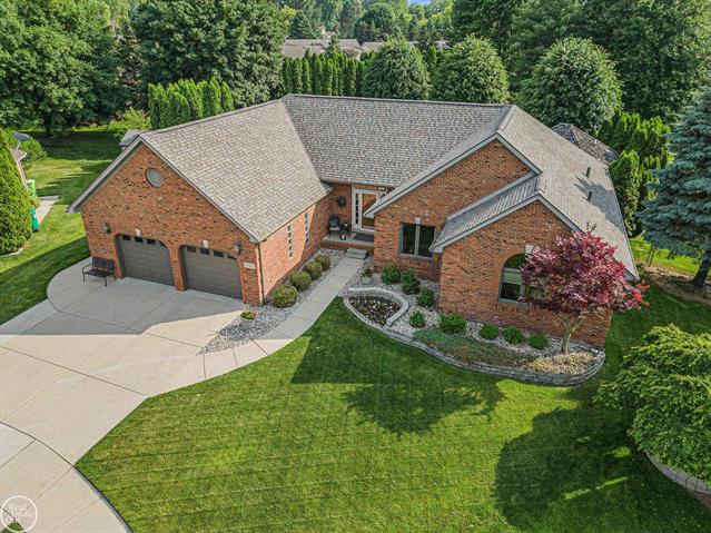 front view picture of 46769 Park Ln Ct, Macomb, MI. 48042
