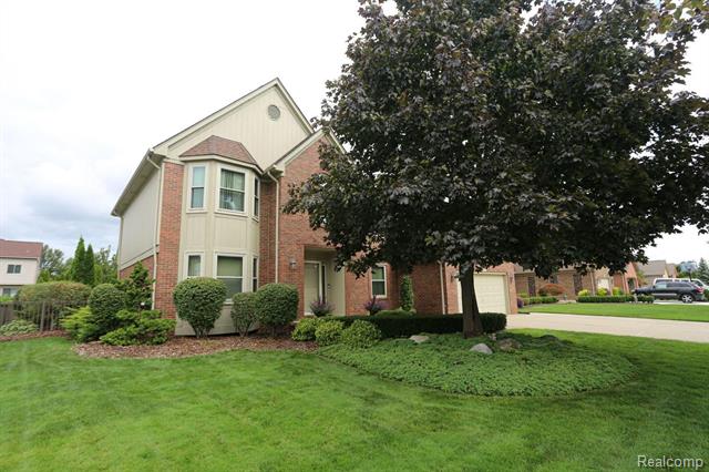 front view picture of 20279 Ramblewood Dr, Macomb, MI. 48044