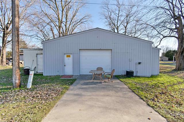 front view picture of 47520 Jefferson, New Baltimore, MI. 48047