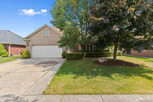 front view picture of 49366 Briar Pointe D, Macomb, MI. 48044