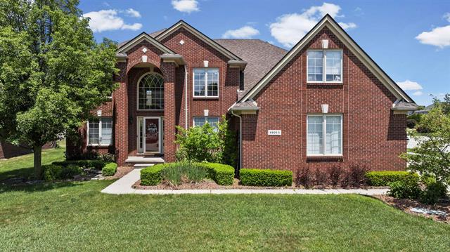front view picture of 18913 Strongford Dr, Macomb, MI. 48044