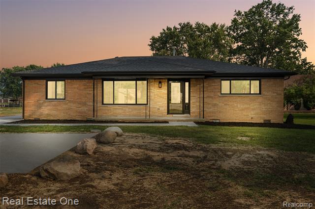 front view picture of 47900 Jefferson, New Baltimore, MI. 48047