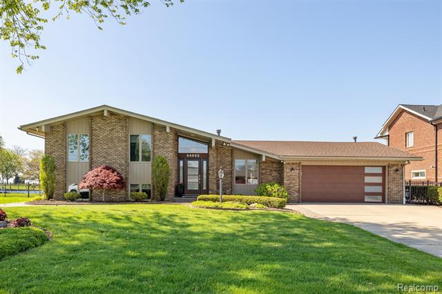front view picture of 34052 Lotties Dr, New Baltimore, MI. 48047