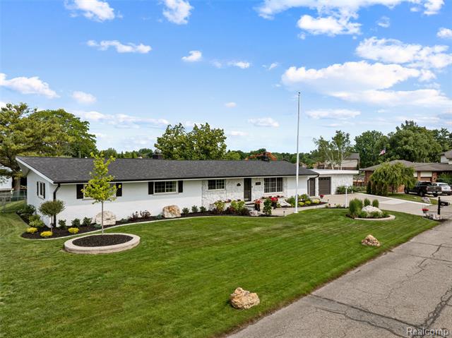 front view picture of 49775 Keycove, New Baltimore, MI. 48047