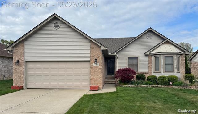 front view picture of 27201 Robin Dr, New Baltimore, MI. 48051