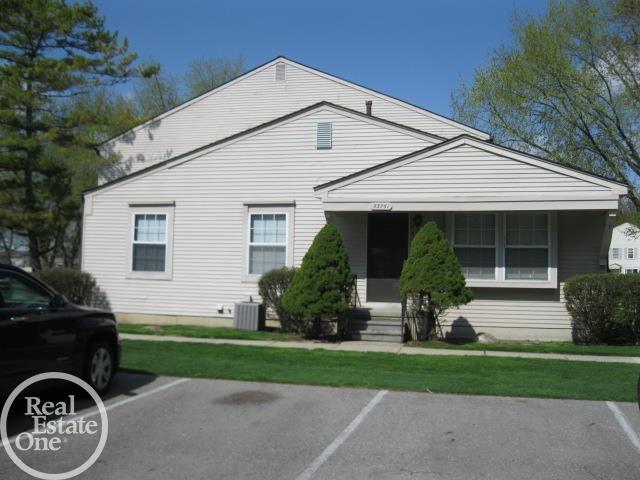 front view picture of 33761 Bayview Dr, New Baltimore, MI. 48047