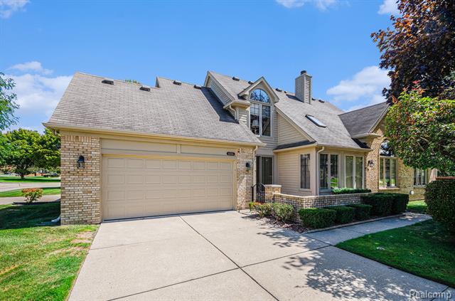 front view picture of 16816 Pebble Ct, Macomb, MI. 48042
