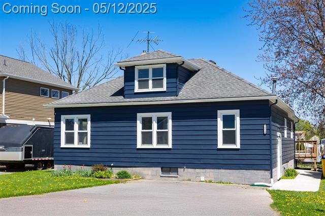 front view picture of 50810 Melville Ct, New Baltimore, MI. 48047
