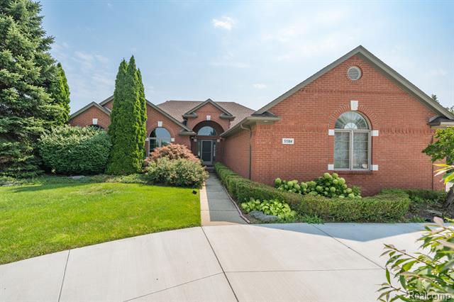 front view picture of 51384 Indian Pointe, Macomb, MI. 48042