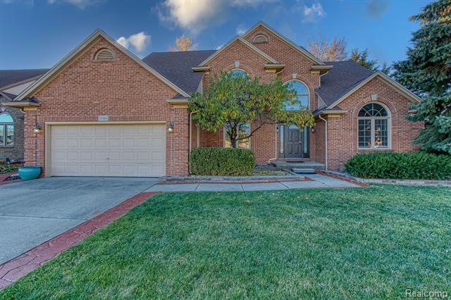 front view picture of 51569 Pinewood Dr, Macomb, MI. 48042