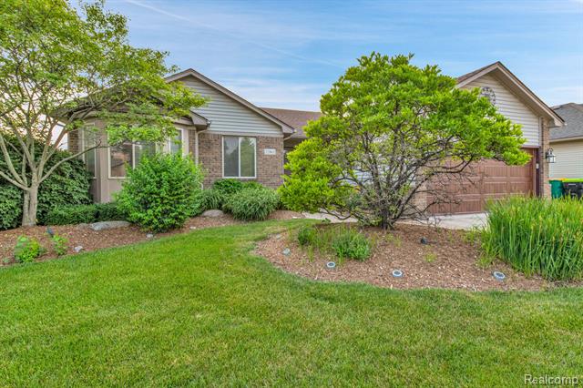 front view picture of 52865 Cross Creek Dr, New Baltimore, MI. 48047
