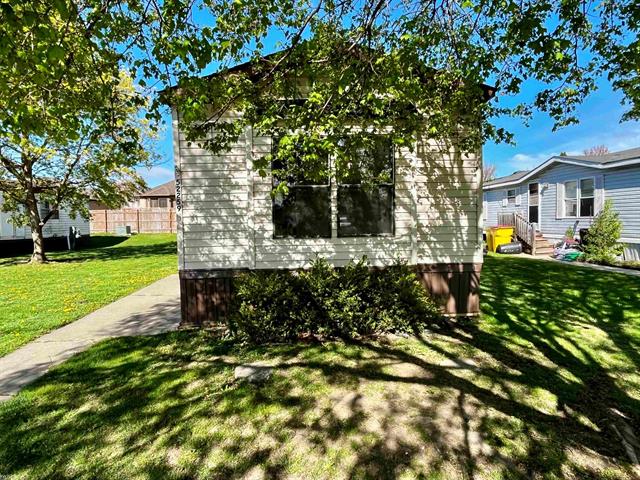 front view picture of 52259 Quaker Hill Ln, New Baltimore, MI. 48051