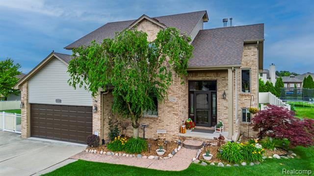 front view picture of 52588 Robins Nest Dr, New Baltimore, MI. 48047