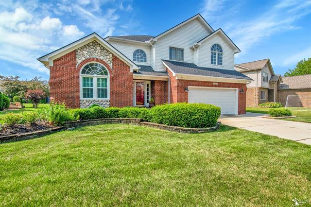 front view picture of 53272 Forestglade Dr, New Baltimore, MI. 48047