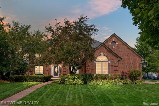 front view picture of 18563 Cracklewood Dr, Macomb, MI. 48042
