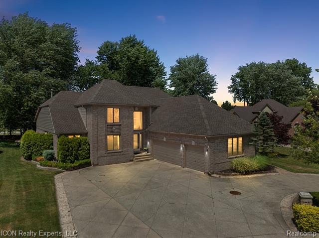 front view picture of 18529 Sumpter Forest, Macomb, MI. 48042