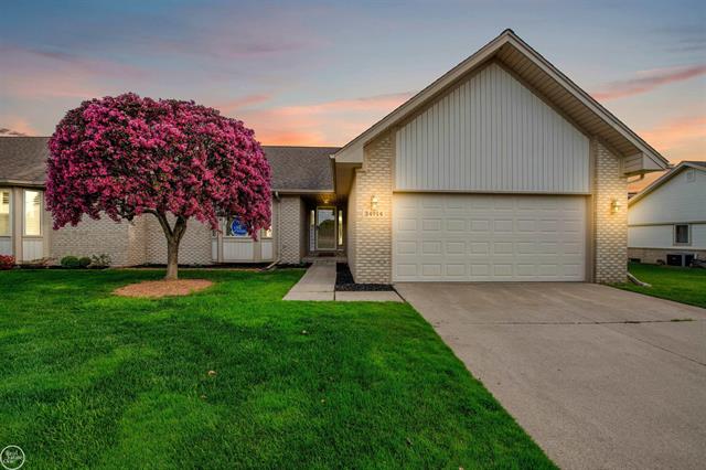 front view picture of 34914 Maplewood Ln, Richmond, MI. 48062