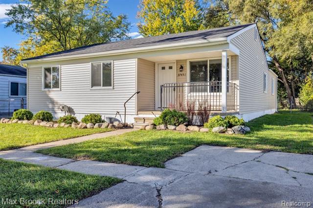 front view picture of 37451 Carpathia Blvd, Sterling Heights, MI. 48310