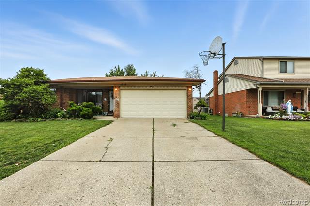 front view picture of 4761 Fox Hill Dr, Sterling Heights, MI. 48310