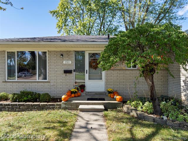 front view picture of 37611 Badger Dr, Sterling Heights, MI. 48312