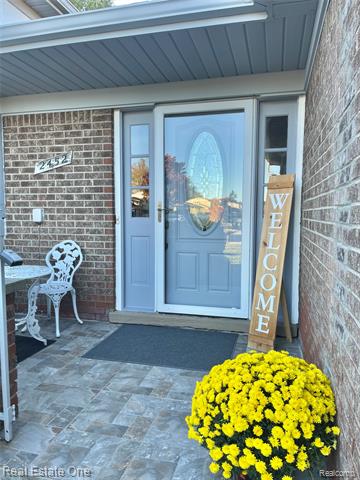 front view picture of 2452 Jonathan Dr, Sterling Heights, MI. 48310