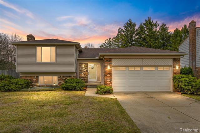 front view picture of 38982 Sutton Dr, Sterling Heights, MI. 48310