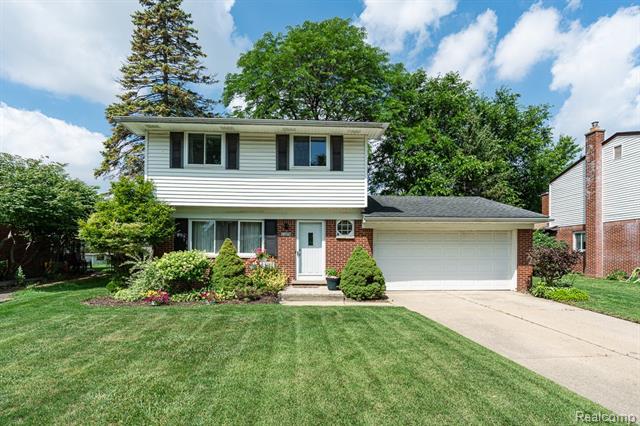 front view picture of 11678 Monsbrook Cour, Sterling Heights, MI. 48312