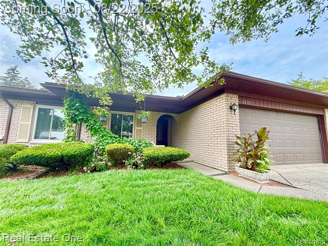 front view picture of 2233 Mellowood Dr, Sterling Heights, MI. 48310