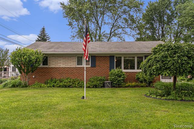 front view picture of 8231 Doncaster Dr, Sterling Heights, MI. 48312