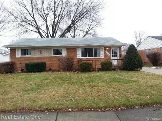 front view picture of 8439 Doncaster Dr, Sterling Heights, MI. 48312