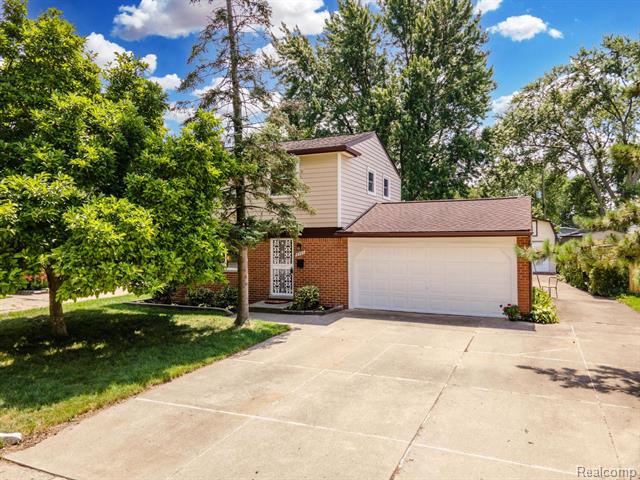 front view picture of 8252 Tinkler Road, Sterling Heights, MI. 48312