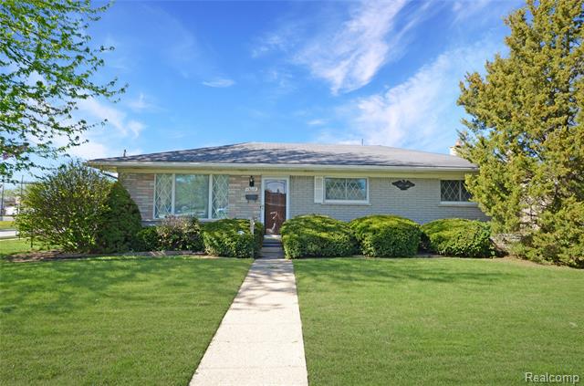 front view picture of 13017 Winona Dr, Sterling Heights, MI. 48312
