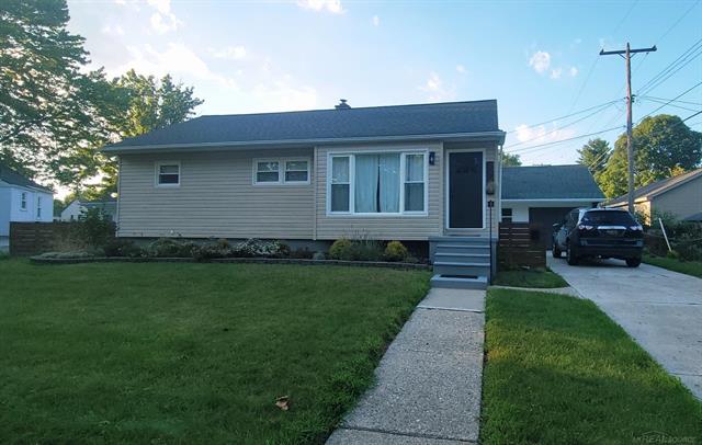 front view picture of 559 Chippewa Rd, Mount Clemens, MI. 48043