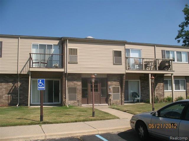 front view picture of 38200 Fairway Ct, Clinton Township, MI. 48038