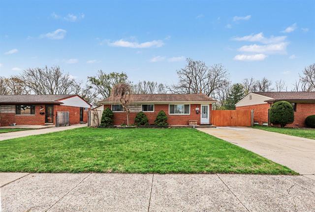front view picture of 11160 Lesure Dr, Sterling Heights, MI. 48312