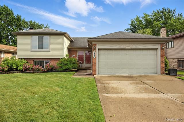 front view picture of 3422 Gloucester Dr, Sterling Heights, MI. 48310