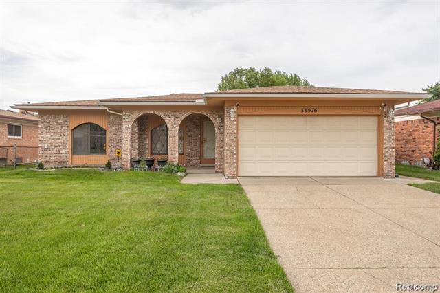 front view picture of 38576 Cottonwood Dr, Sterling Heights, MI. 48310