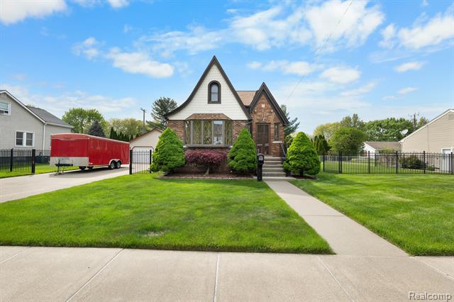 front view picture of 1470 Wellesley Dr, Mount Clemens, MI. 48043