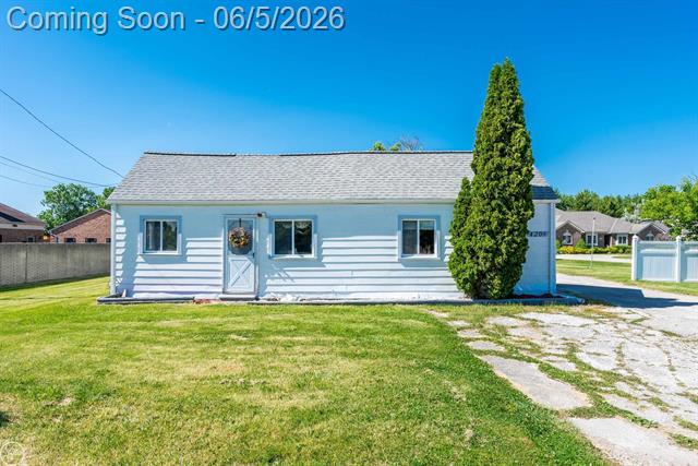 front view picture of 4209 17 Mile Rd, Sterling Heights, MI. 48310