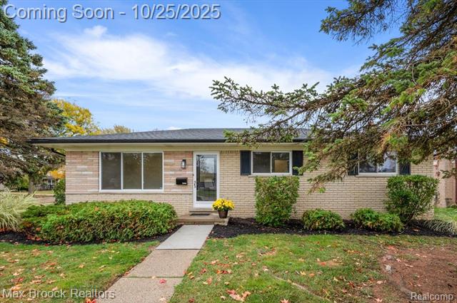 front view picture of 13386 Winona Dr, Sterling Heights, MI. 48312