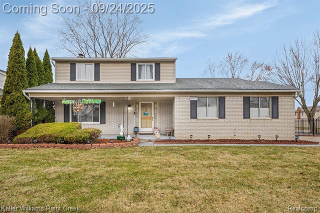 front view picture of 39275 Della Rosa Dr, Sterling Heights, MI. 48313