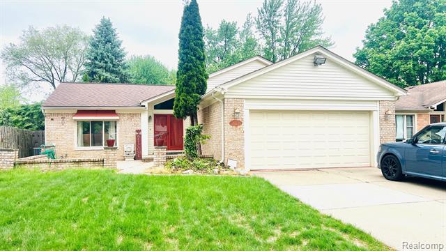 front view picture of 39239 Chantilly Dr, Sterling Heights, MI. 48313