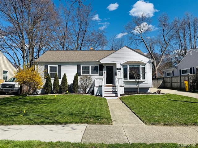 front view picture of 669 Chippewa Rd, Mount Clemens, MI. 48043