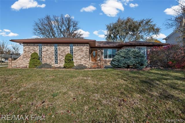 front view picture of 2219 Belmont Dr, Sterling Heights, MI. 48310