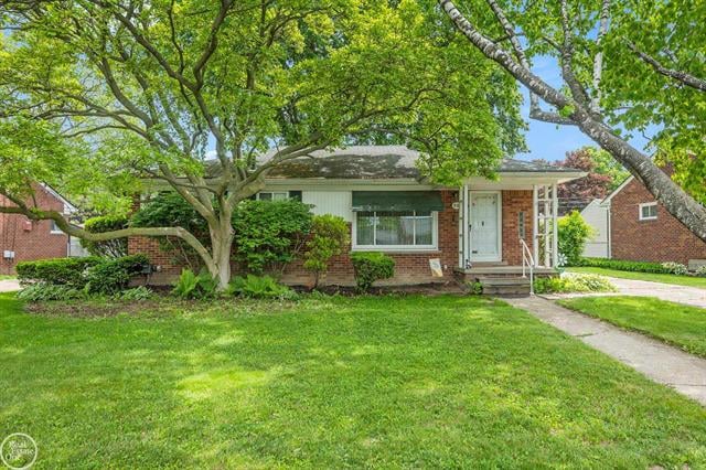 front view picture of 990 Chippewa Rd, Mount Clemens, MI. 48043