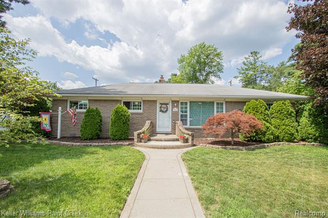 front view picture of 39151 Wanda Ave, Sterling Heights, MI. 48313