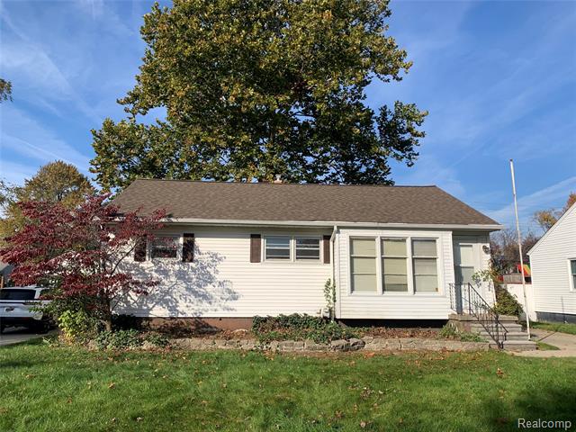 front view picture of 740 Chippewa Rd, Mount Clemens, MI. 48043