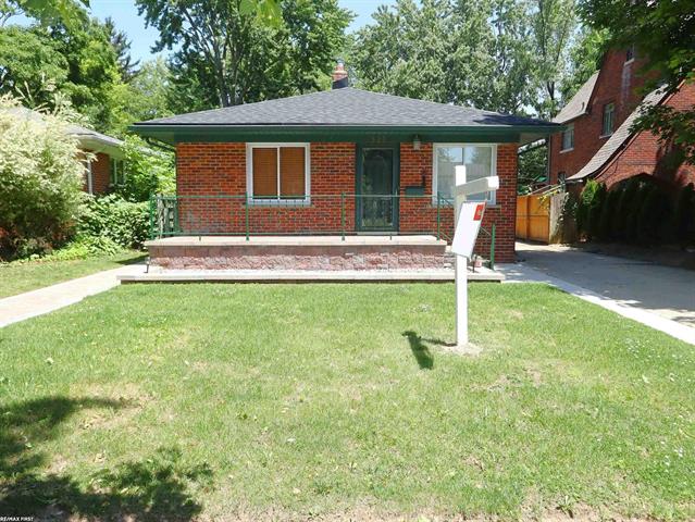 front view picture of 320 Esplanade St, Mount Clemens, MI. 48043